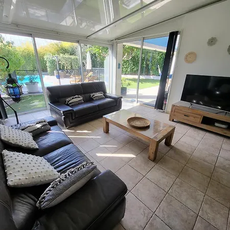 Bas De Moderne Avec Piscine Vakantiehuis *